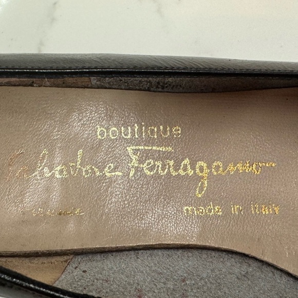 Salvatore Ferragamo Vara Pump Black Shoes Size 7 - great condition! 🇮🇹 - Picture 7 of 10